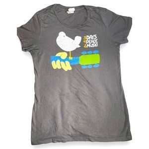 ⭐️Woodstock Dove T-Shirt Size M